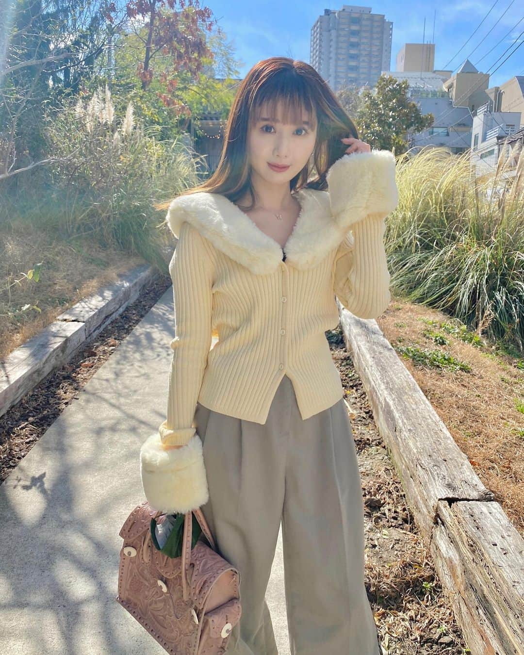 一木美里さんのインスタグラム写真 - (一木美里Instagram)「🍋💛🐘  knit #houseofsunny bag #cavingtribes  shoes #buffalolondon  #コーデ#私服#coloroftheyear」2月18日 19時21分 - misato_ichiki