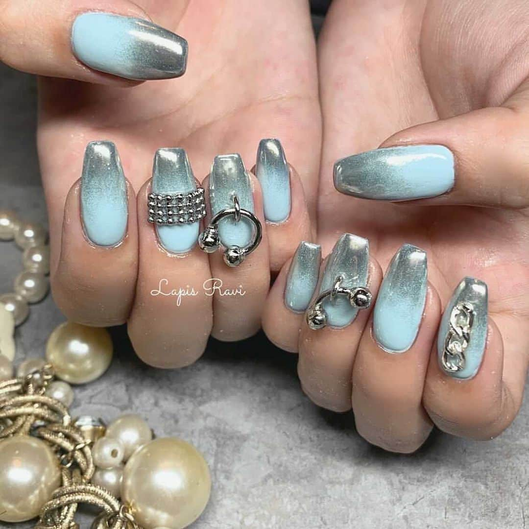 柴崎なおさんのインスタグラム写真 - (柴崎なおInstagram)「#newnail ♡ . 寂しいけどレペゼンとさよなら🥺 じゅりさんに教えてもらったネイリストさんの デザイン好きすぎてそれやってもらった！！ . 1ヶ月ぶりの弾丸トークもあっという間でした🥺じゅりさんと話すの本当楽しくて何でも話せる🤣 . #dj社長応援フェア で何でも青にしたチョロ👼🏻👼🏻💙 . 何気に青ネイル初かも！ また来月お願いします🥰✌️ . .#ジェルネイル #自爪ネイル #ネイルチェンジ #ミラーネイル #キラキラ #ラメネイル #冬ネイル #ミラーネイル #ミラーフレンチネイル #シルバーアクセ #スクエアネイル #ボディピネイル #ボディーピアス #キラキラ大好き #アクセサリーネイル #青ネイル #アシメネイル #lapislavi #ボディピアス #のとこ動くよん #大阪 #大阪タレント #大阪モデル」2月18日 19時21分 - n_srin751