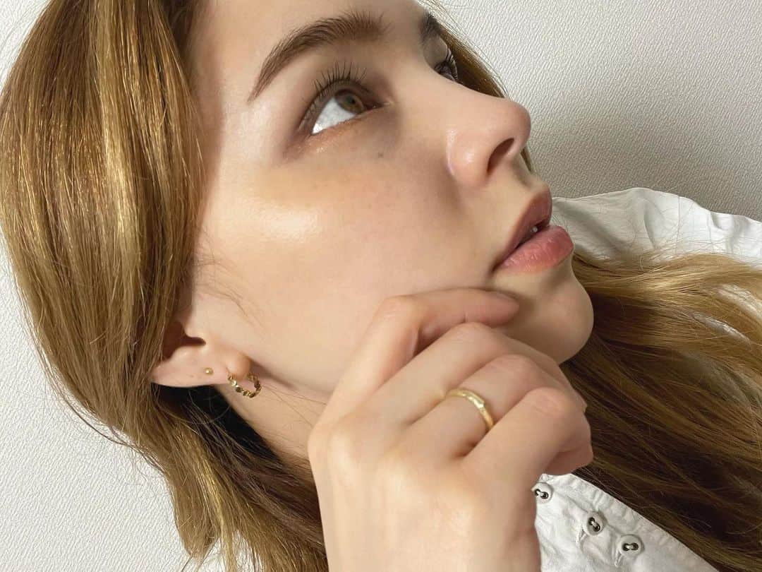 ステファニーのインスタグラム：「🌟💛 おにゅーのピアス。 よく見ると凝ったデザイン。 小ぶりが可愛い。 スライドしたらよく見えるよ！ #joiedetreat」