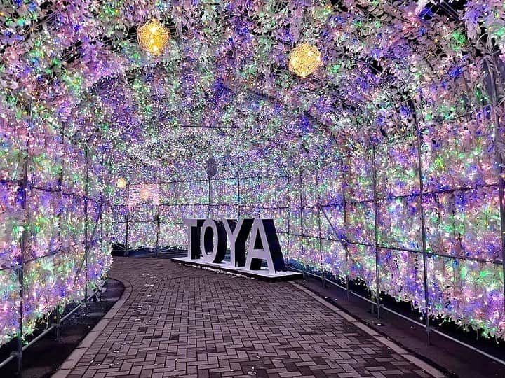 のインスタグラム：「【北海道・洞爺】 この秋～冬にかけて、複数のたびらいスタッフがそれぞれプライベートで訪れた人気エリアが洞爺湖温泉。今夜は、3月7日（日）まで実施中の「イルミネーショントンネル」の写真をチラリとお見せします🙌  #たびらい #たびらい北海道 #旅行 #ローカル旅行 #旅行好き #旅行好きな人と繋がりたい #北海道 #洞爺 #洞爺湖 #洞爺湖温泉 #洞爺湖町 #イルミネーションストリート #洞爺湖イルミネーション #洞爺湖イルミネーショントンネル #イルミネーショントンネル #フォトジェニック#北海道旅行 #北海道好きな人と繋がりたい #ファインダー越しの私の世界 #カメラ女子 # #旅好き #冬 #travel #hokkaido #tabirai #tabirai #travelgram #toyako #toya」