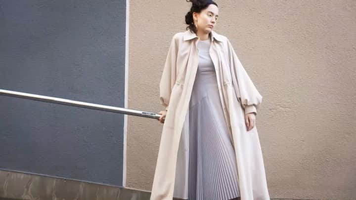 ファーファーのインスタグラム：「【EDIT】 issue.96 KEYWORD of NEW MODE  強さと甘さを絶妙なバランスで取り入れたい、 この春のスタイリングに欠かせない、 モードのための5つのキーワード。  -PLEATED SKIRT-  繊細なプリーツのビスチェドレスと 分量感たっぷりのステンカラーコートで  やわらかな印象の春のスタイリングを。  キュッと絞ったウエストやバルーンになったスリーブなど 立体的なフォルムがフェミニンな装いを叶えます。  coat ¥39,000+tax dress ¥26,000+tax  @furfur_official @furfur_official_staff  #FURFUR #ファーファー」