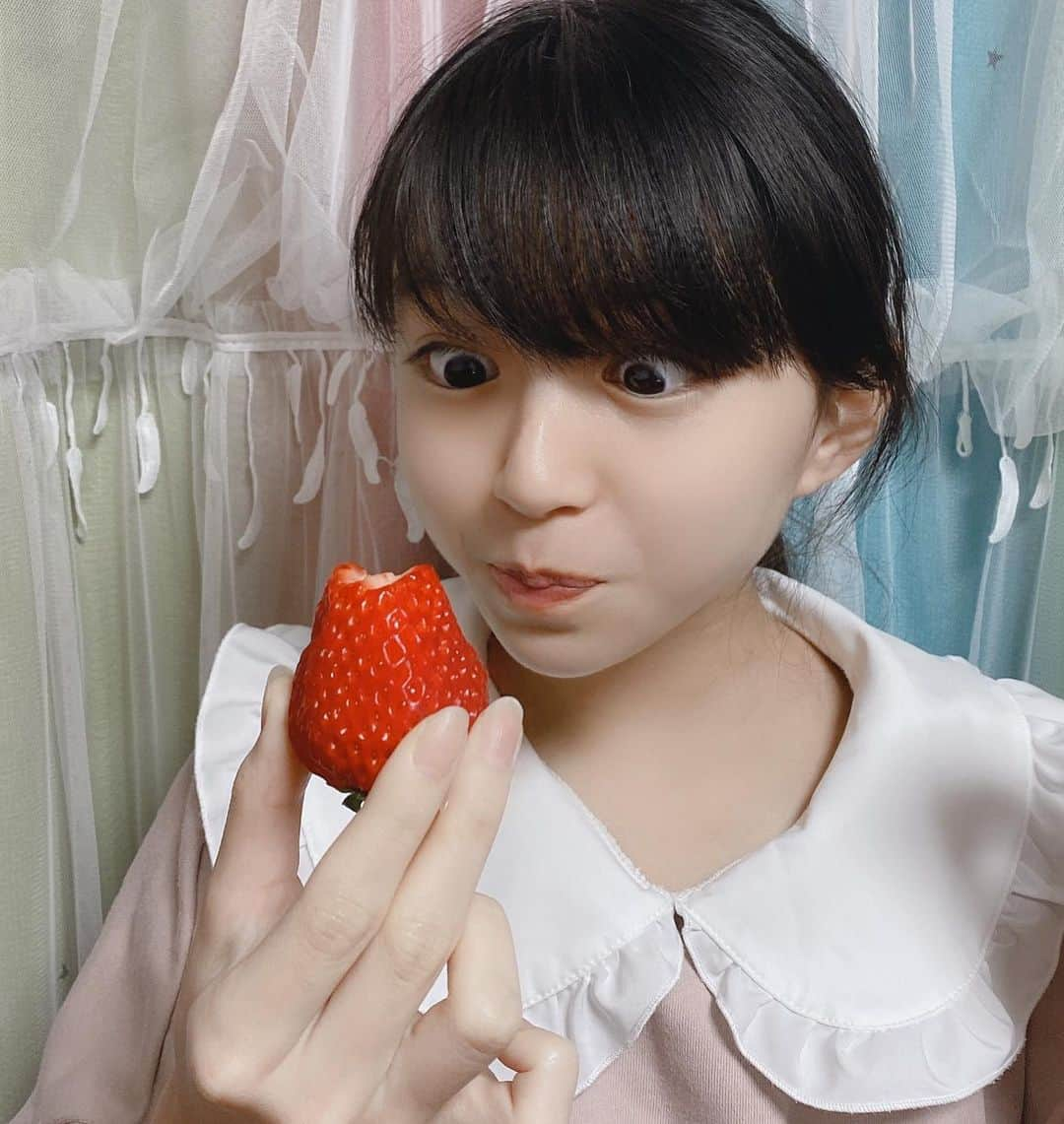 大里菜桜さんのインスタグラム写真 - (大里菜桜Instagram)「🍓紅ほっぺ🍓 菜桜のほっぺより大きな紅ほっぺ食べました😋美味しさは４枚目の表情で伝わるかな😝今日は寒かったけど頑張った‼️ 今日は早く寝るぞぉ😪😪😪 みんなおやすみなさい😴💤⭐  #紅ほっぺ#イチゴ＃美味しい#甘い＃大きい#幸せの味＃ご褒美#寒い一日#ほっぺた＃落ちる#大里菜桜#ニコ☆プチ＃プチモ」2月18日 19時30分 - naooosato