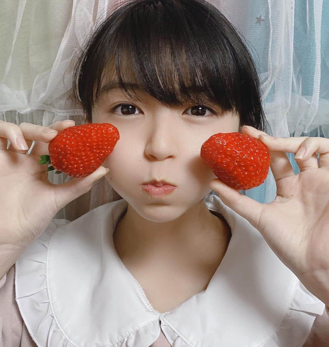 大里菜桜さんのインスタグラム写真 - (大里菜桜Instagram)「🍓紅ほっぺ🍓 菜桜のほっぺより大きな紅ほっぺ食べました😋美味しさは４枚目の表情で伝わるかな😝今日は寒かったけど頑張った‼️ 今日は早く寝るぞぉ😪😪😪 みんなおやすみなさい😴💤⭐  #紅ほっぺ#イチゴ＃美味しい#甘い＃大きい#幸せの味＃ご褒美#寒い一日#ほっぺた＃落ちる#大里菜桜#ニコ☆プチ＃プチモ」2月18日 19時30分 - naooosato