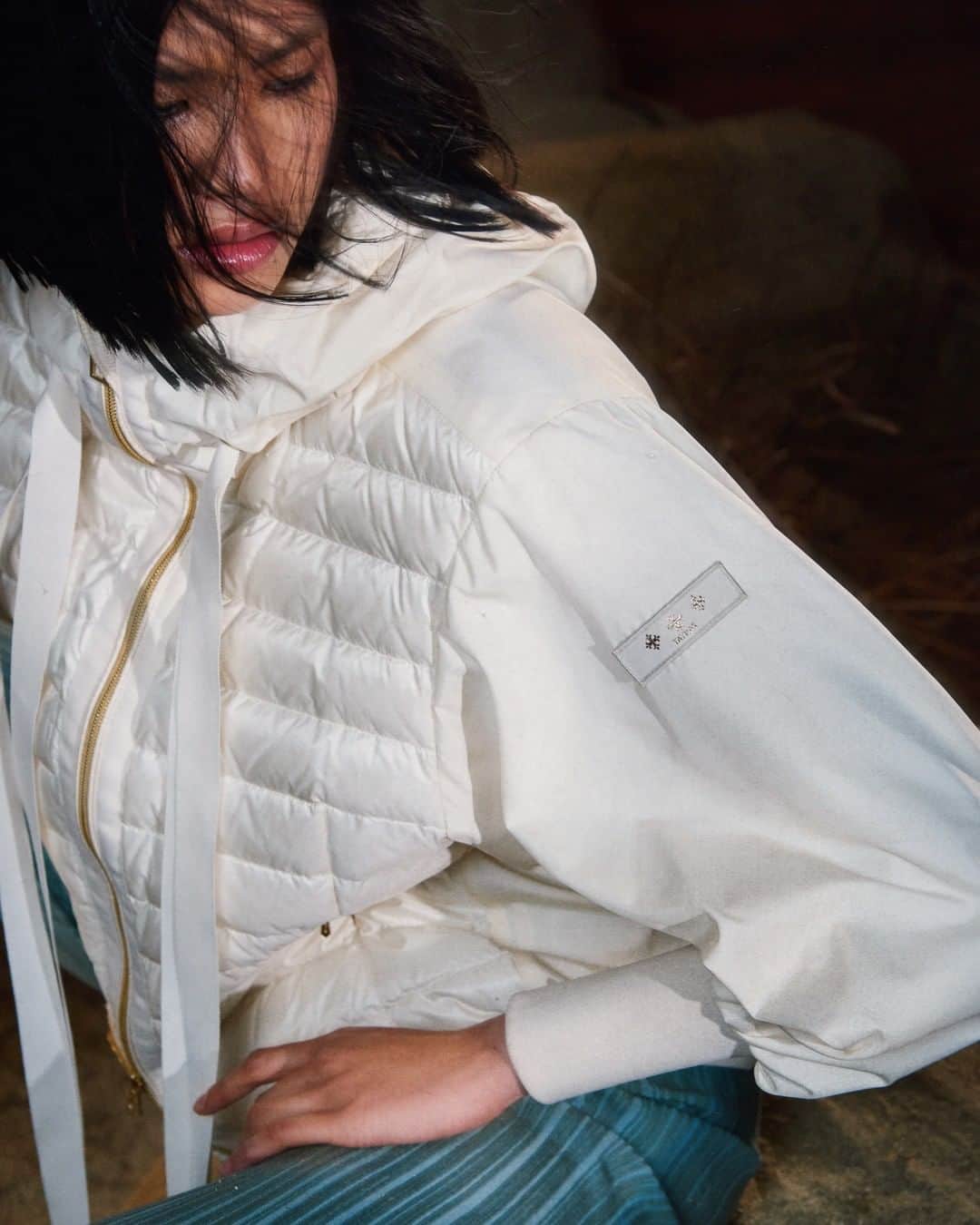 タトラスのインスタグラム：「Unvailing TATRAS 2021 Spring & Summer Campaign visuals.   Introducing TATRAS's series of light down jacket from the latest collection that is perfect for this upcoming season.  Featuring ATENA Lady's down jacket with quirky blouson-like design and detail.  #Tatras #Tatrasofficial  #Tatraspeople  #downjacket」