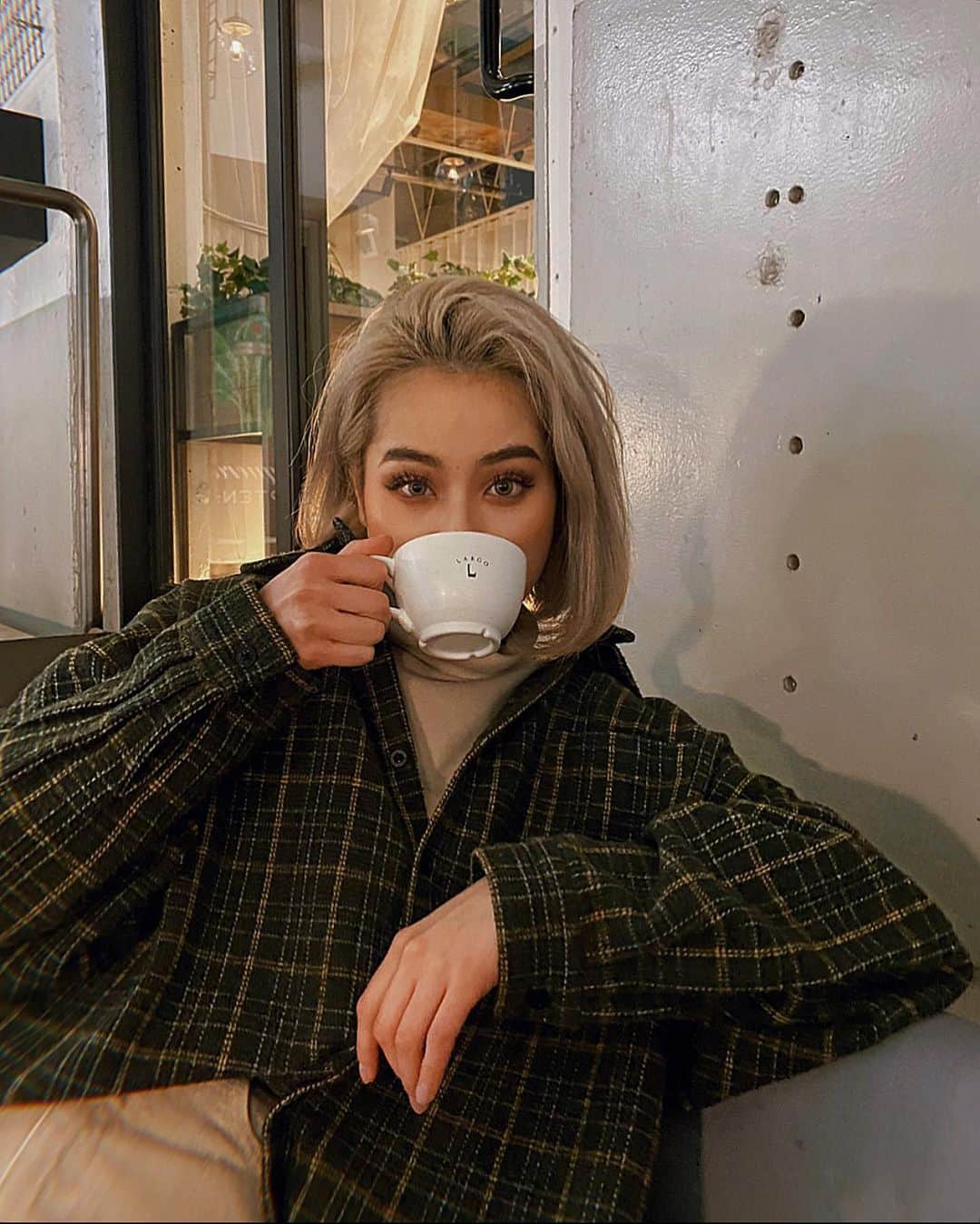 雨森はなこのインスタグラム：「ひーこーブラックでカッコつけられないので英国貴族を意識してお紅茶をチョイスしました、そんな日でした☕️💭 #instagood#instadaily#teatime#ootd#☕️#fashion#goodtime」