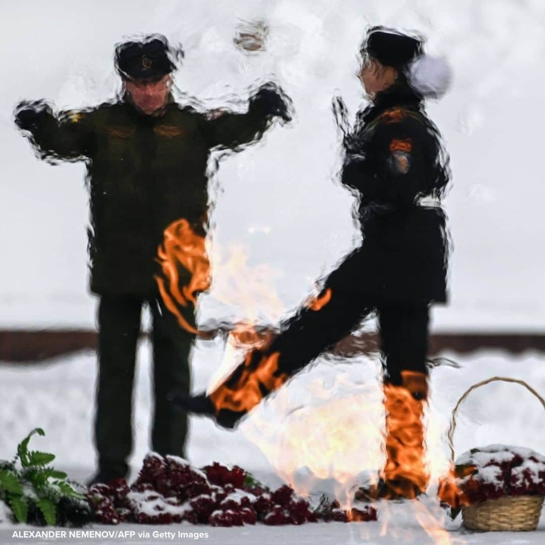 ABC Newsさんのインスタグラム写真 - (ABC NewsInstagram)「Russian military cadet marches in front of the Eternal Flame at the WWII memorial complex at Poklonnaya Hill in Moscow.」2月18日 19時33分 - abcnews
