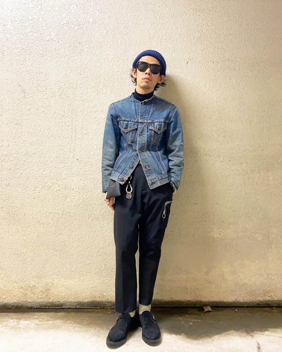 tetsuya togashiのインスタグラム：「★★★★ #mm6maisonmargiela の モバイルケース。 ‍ 奇跡的にウエストに巻けた。 こういう時だけは、 ウエスト細くてよかったと思う。 ‍ ☑︎jacket #vintage #levi's ☑︎knit #johnsmedley ☑︎bottom #liberum ☑︎shose #solovair #youmustcreate #stevenalan」