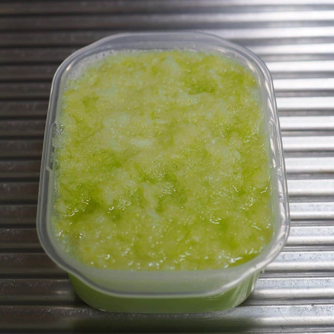 Rocoのインスタグラム：「02.18 大根おろし。 ばあちゃんがじいちゃんに毎日の食事に出していたのを思いだし(そのつど3食に)味を変えて毎日食べるようにしている。(頭に近い方をすりおろしました)  #rocoごはん#大根おろし」