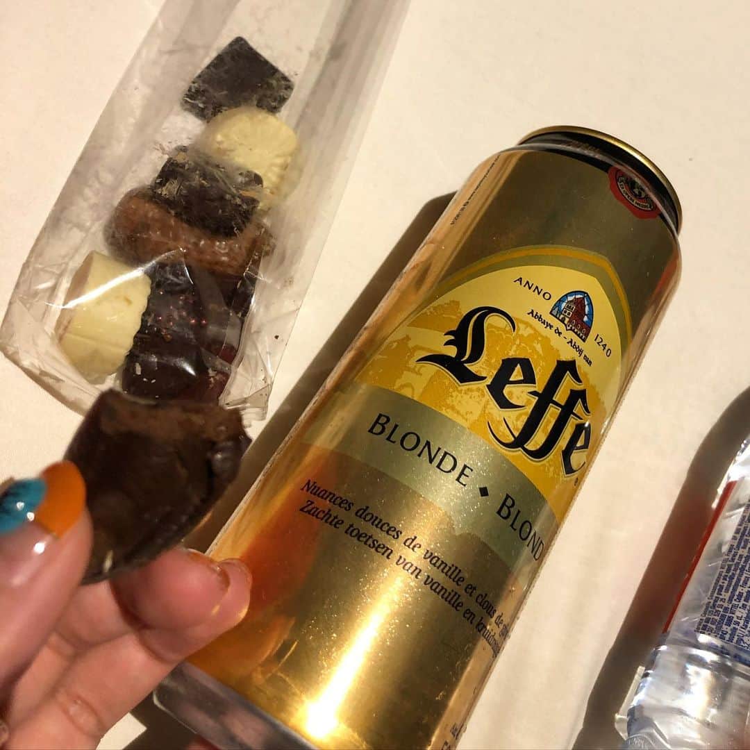 塩見珠希のインスタグラム：「ベルギーのホテルで、 買ってきたチョコレートとビールを楽しんだ夜🍺 最近、我ながら頑張ってるので、えらいです。 なんとなく、みなさんもえらいと思います。 とりあえず、よしよし。  #ベルギー #チョコレート #ビール #私は #ムール貝 が好き」