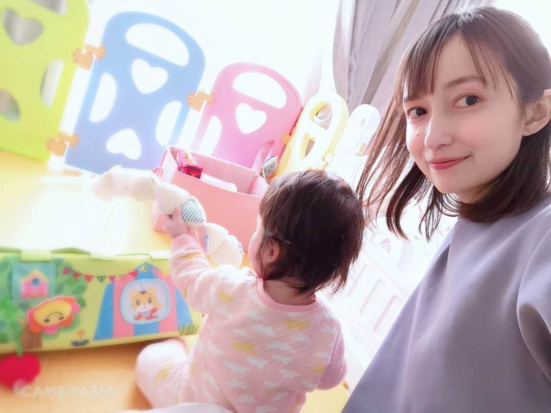 白井珠希のインスタグラム：「* * 今朝のひとこま。 今日はとってもいいお天気だったけど、外は冷たい風が吹いていて寒かったですねぇ🍃そろそろ最後の冬日かな。 * 今日も娘はもりもりと離乳食を食べ、ミルクをごくごく飲み、お座りしながら一緒に遊び、眠くてエンエン泣いてぐっすりお昼寝。そんな娘とできるだけ同じ目線で過ごし、たくさんギューした1日でした🎀 もう少ししたら寝る前のミルクと歯磨きをして寝かしつけだ〜 * 奥に写ってるベビーサークルは、小さい頃から色んな色に触れられるカラフルさと、♡の小窓が可愛らしくて一目惚れしました☺️ * * #赤ちゃんのいる暮らし #あかちゃんのいる生活 #0歳児 #0歳 #0歳児ママ #育児 #離乳食中期 #ベビーサークル #生活 #ig_japan #igresjp #instagramjapan #babyphotography #べびすたぐらむ #ベビスタグラム #生後8ヶ月」