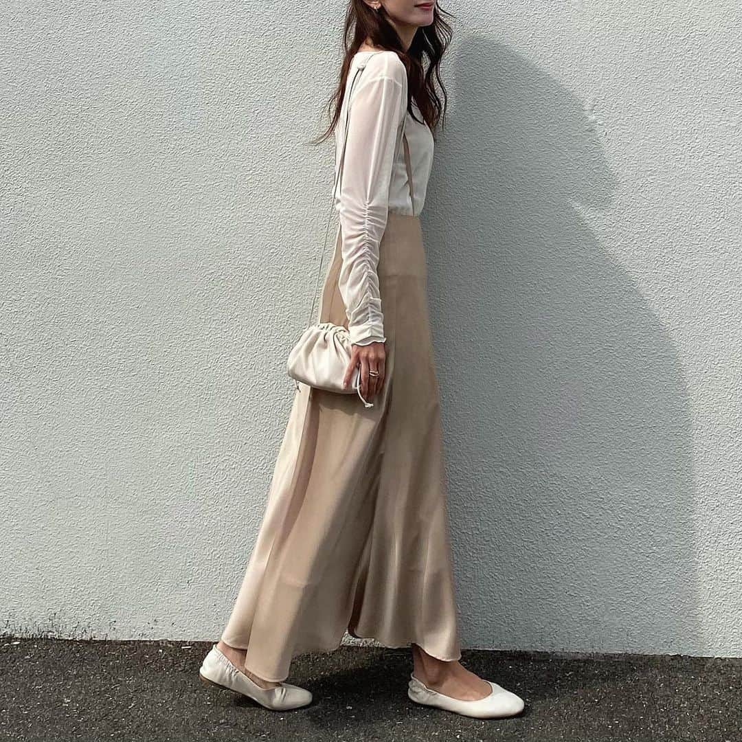 のインスタグラム：「サテンスカート♡  取り外し可能なストラップ付き ストラップあるとカジュアルな感じ、ないときれいめな感じで着れちゃう☺️☺️ 中も裏地がついてるから透け感の心配もない🙆🏼‍♀️  skirt. @titivatejp   . . #titivate#titivatestyle#code#ootd#outfit#fashion#コーデ#ファッション#春コーデ#サテンスカート#ストラップ付きサテンナロースカート#ティティベイト」