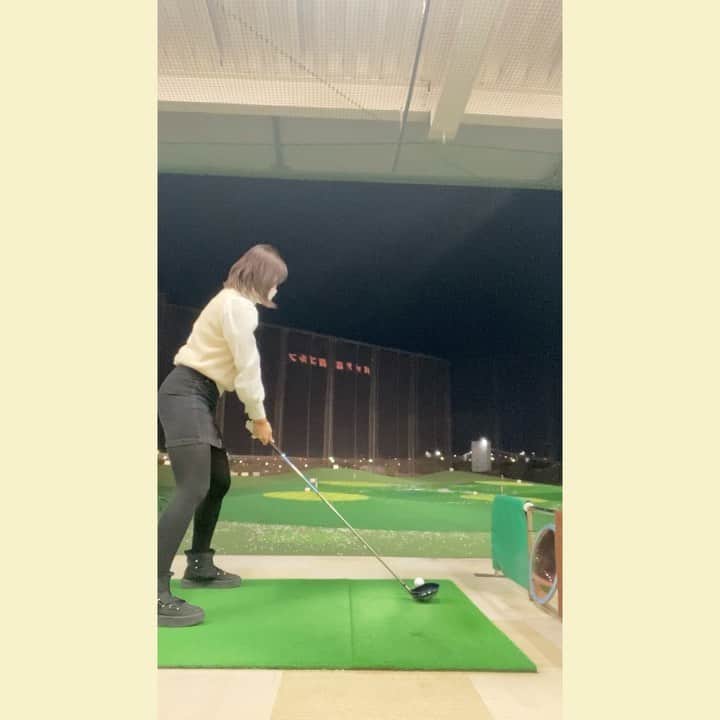 笠原美香のインスタグラム：「⛳️ 最初はセンスのかけらもなかったな🤣笑 昨年の夏頃に初めようと思って半年ちょっとが経ちました💕きっと練習したり、場数ふんだらそれなりにましになると思うのよ！笑 ゴルフ向いてないからなぁって人に勇気を与える動画を貼っときます🤣🤣🤣 #ゴルフ #ゴルフ女子#golf#ゴルフ初心者#初めて半年#それなりの雰囲気だせるようになった#でもラウンドはそうはいかない#まだまだです #笑」