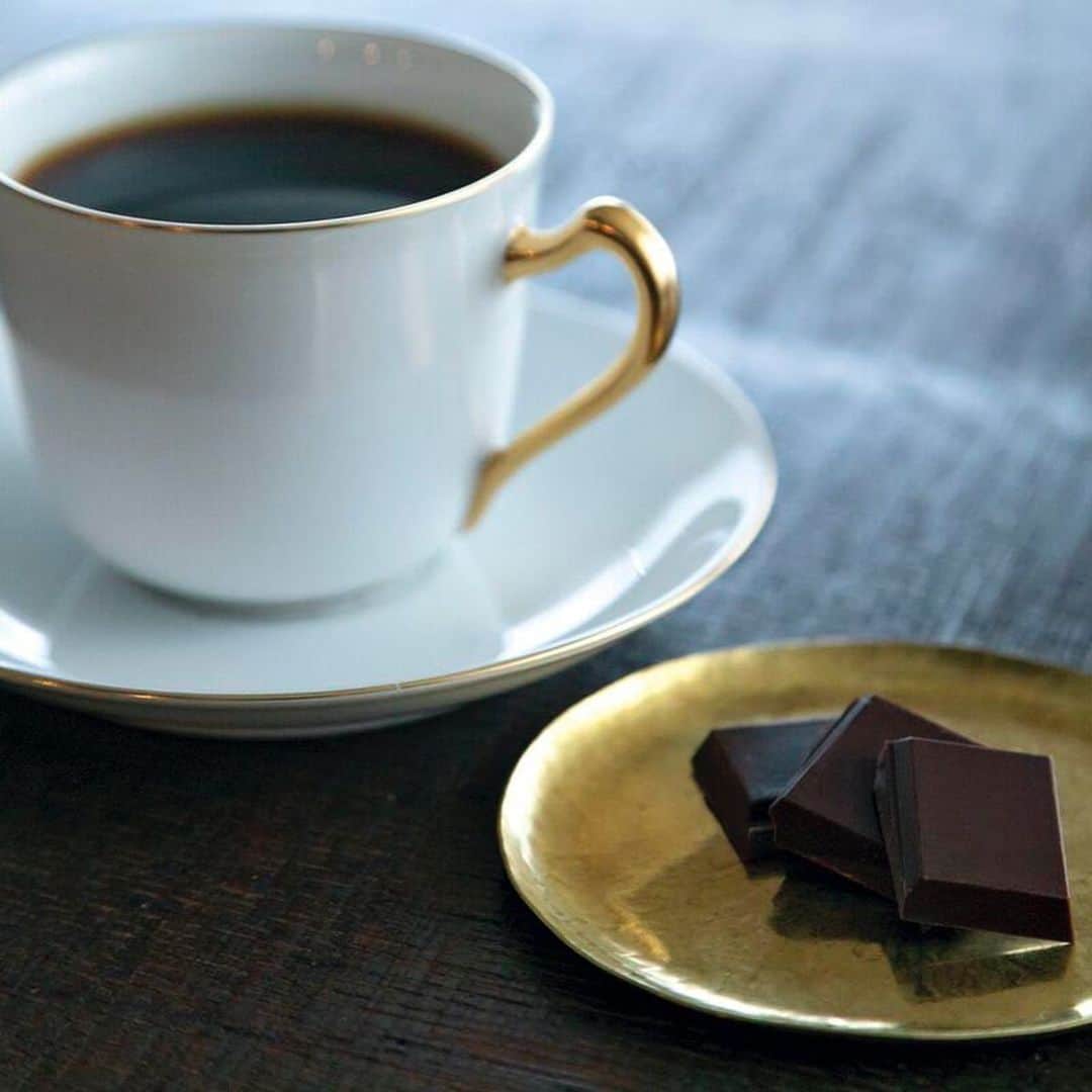 INSIDE FUJINGAHOさんのインスタグラム写真 - (INSIDE FUJINGAHOInstagram)「お茶とお菓子を大特集した発売中の3月号より、店主がこだわり抜いた「究極の一杯」をいただける2店をご紹介します。  1，2枚目は東京・蔵前の「蕪木」。店舗の1階が焙煎所になっていて、店が近くなると香ばしい珈琲の香りが辺りに漂い、期待が膨らみます☕️ その豆を挽きたての状態でネルドリップ。豆は数種用意されていますが、いずれも品のある香ばしさで風味が豊か。静かな店内でいただくコーヒーは、贅沢で幸福な一杯です😌 オリジナルのチョコレートもぜひ一緒に🍫蕪木はオンラインショップもありますので、豆とチョコレートのお取り寄せも可能です。ホームページからご覧ください。  3，4枚目は東京・松が谷の「LEAFMANIA」。中国広東省の鳳凰山で育った芳醇な烏龍茶をいただくことができます。 やわらかく華やかな味わいは烏龍茶の概念が覆されるほど。一煎ごとの風味の変化も烏龍茶の楽しみのひとつです。職人にオーダーした茶器にもご注目ください🍵 LEAFMANIAは緊急事態宣言中は休業していますが、お茶をホームページから購入することができます🙆🏻‍♀️ひと味もふた味も違う烏龍茶をご自宅でお楽しみください！  #蕪木 #珈琲 #自家焙煎 #LEAFMANIA #烏龍茶 #中国茶 #お茶のある暮らし #チョコレート #中国茶器 #茶器 #fujingaho #婦人画報 #☕️ #🍵 #お茶の時間」2月18日 19時40分 - fujingahojp