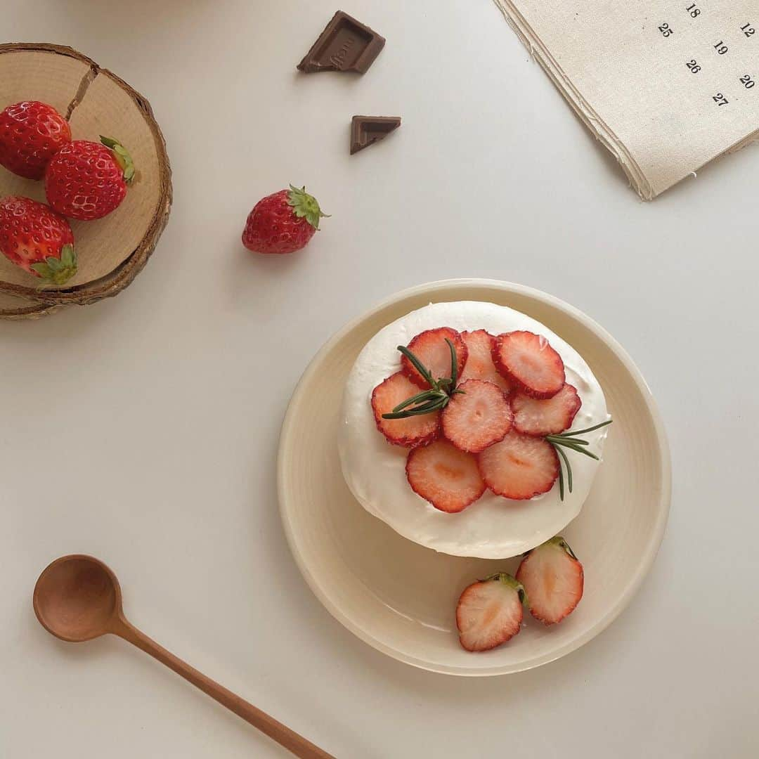 岡元優香さんのインスタグラム写真 - (岡元優香Instagram)「おうちカフェ☕️  strawberry cheese cake 🍓  #おうちカフェ #おうちかふぇ  #チーズケーキ」2月18日 19時40分 - ___o3yuka._