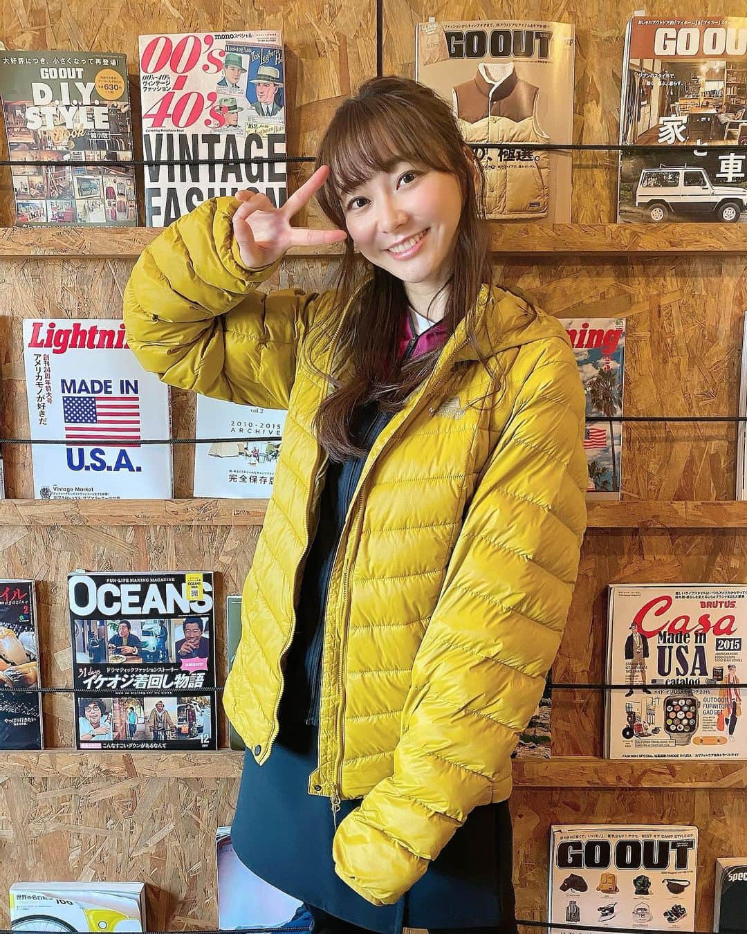 葉月祥子のインスタグラム：「きょうも朝から撮影でした🦙💛💛﻿ ﻿ ﻿ ﻿久しぶりにアクティブな感じですね🧚🏻‍♀️ 初めてのべランピング♪楽しかったです😊✨🧚🏻‍♀️﻿ ﻿ ﻿ 最近のキャンプグッズが、とってもオシャレでびっくりしました🥰あと撮影で使ったBESSのログハウスがオシャレでそのまま住みたくなりました🦙✨🏠 ﻿ ﻿  p,s 新しくフォローしてくださった皆様はじめまして♪どうぞよろしくお願いします💕😊🐾  #べランピング #キャンプ #アウトドア #outdoor ﻿#生協 #カタログ  #映える写真を撮りたかったのに #結局ピースしてしまう ✌️🙄 ﻿ #撮影 #spacecraft #葉月祥子」