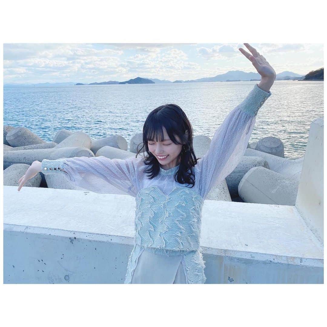 岩田陽菜さんのインスタグラム写真 - (岩田陽菜Instagram)「空に手をぐーっと伸ばして、にこーって笑ったらスッキリするよね💧🌈✨﻿ ﻿ ﻿ ﻿ #衣装﻿ #STU48﻿ #写真#独り言で語るくらいなら#海#sea#空#Sky#青#blue」2月18日 19時52分 - hina_naso_stu48
