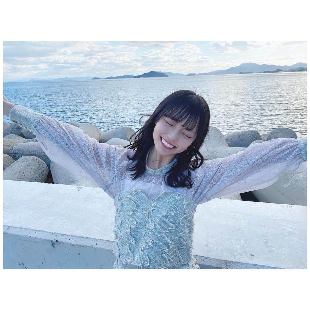 岩田陽菜のインスタグラム：「空に手をぐーっと伸ばして、にこーって笑ったらスッキリするよね💧🌈✨﻿ ﻿ ﻿ ﻿ #衣装﻿ #STU48﻿ #写真#独り言で語るくらいなら#海#sea#空#Sky#青#blue」