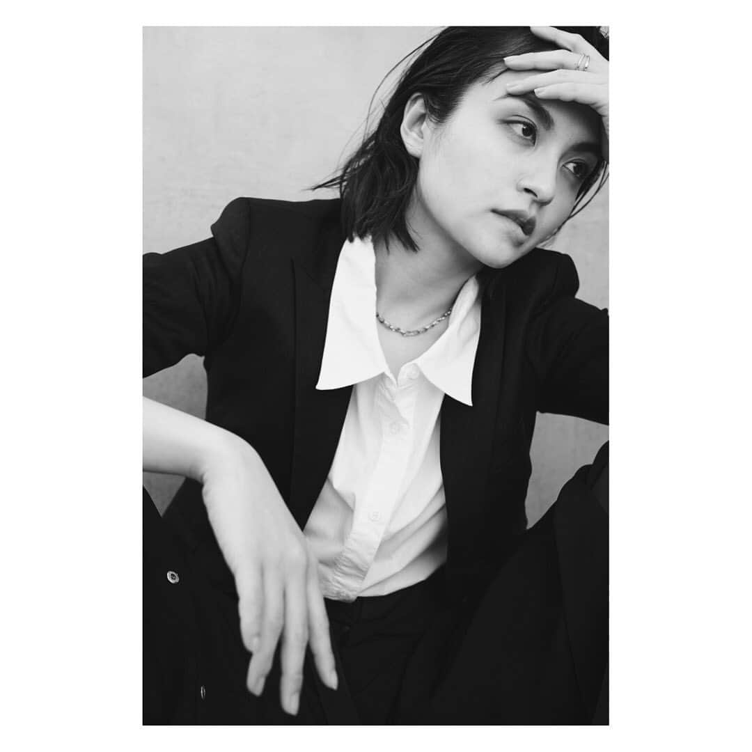 樋井明日香 のインスタグラム：「スーパー女子チームがかっこいいかっこいい言ってくれたので調子乗って撮ってもらえました😎すんまてん。 自分じゃないみたいで面白い☺️ 📸 @shiho_s__  👗 @ne_708  💄 @sarinakanaoka」