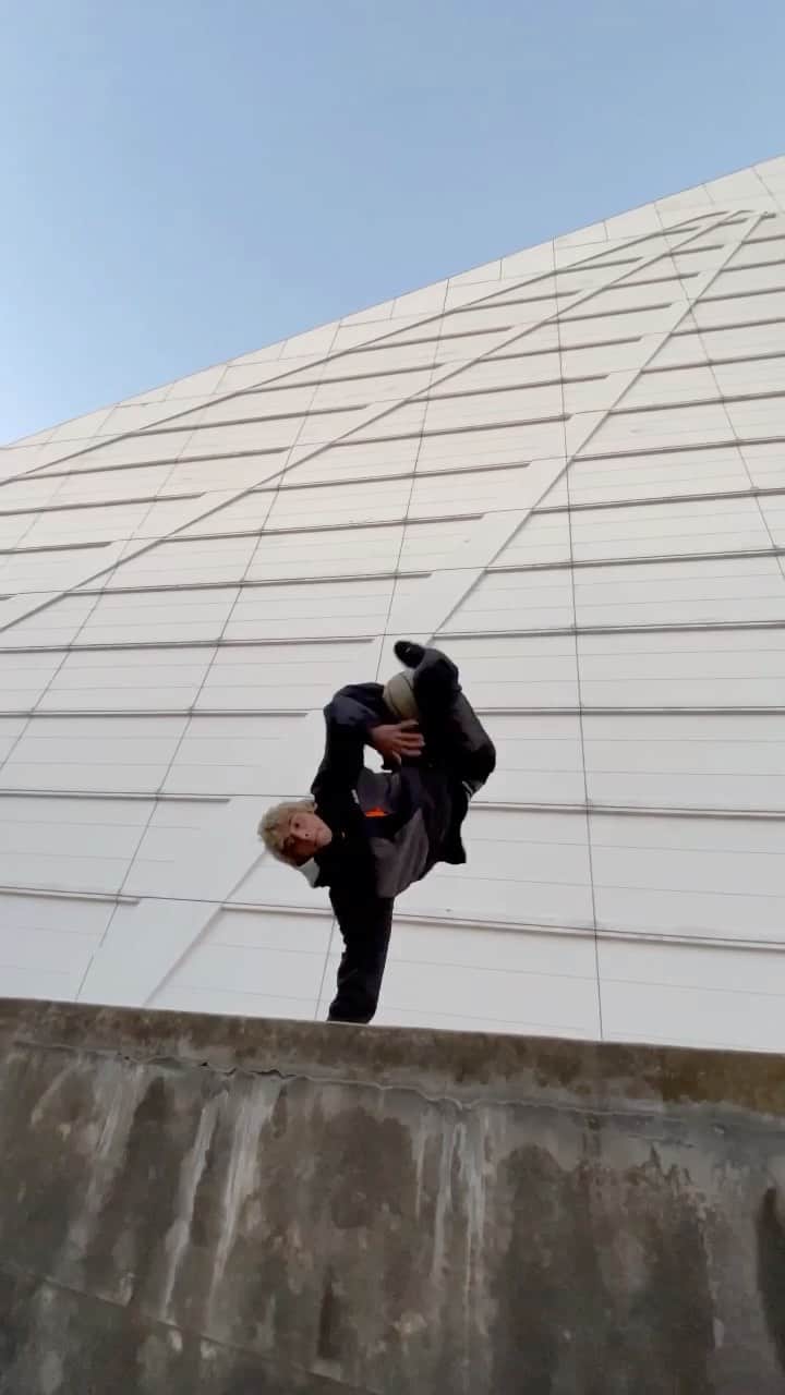 のインスタグラム：「step by step neverfallin down🤝🤝﻿ love this huge building behind⛹️‍♂️﻿ #freestylebasketball #nipgsyhustle #jayz ﻿」