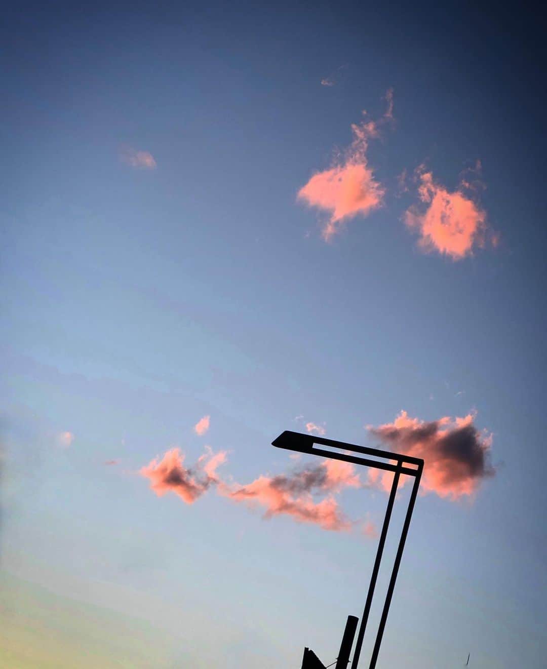 萩野志保子さんのインスタグラム写真 - (萩野志保子Instagram)「昨日はP.M.5時半前も 不思議な明るさの空で。 息子お迎えからの信号待ち。 雲がスマイル☺︎ ！ 横断歩道を渡ったら消えてしまったくらい 瞬く間のことだったから。 「もう無い！」と。 ふたりでしげしげと空を見ながら 驚き沸いた。  4月から小学生。 夕暮れお迎えの情景も 期間限定だったのだなあと あらためて実感。 当たり前と笑われちゃいそうだけれども。  一瞬一瞬が宝物で まいってしまう。  #smile  #piece #mark  #息子 #お迎え #子乗せ自転車  #電動自転車  #年長さん  #4月 からは #小学生   #夕焼け  #夕日  #雲   #ワーママ #ワーキングマザー  #働くママ #子育て #ママグラム #子育てぐらむ #ママライフ #子育て日記」2月18日 19時48分 - shihoko_hagino