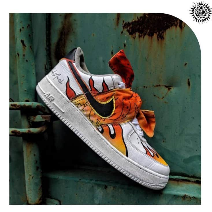 ディオニソのインスタグラム：「Flames force X @ned_nack_089.  Drop a 🔥 if you like them.  #blackdioniso  #sneakers #sneakersaddict #customshoes #sneakerscustom #custom #airforce #customairforce1 #trap #trapmusic」