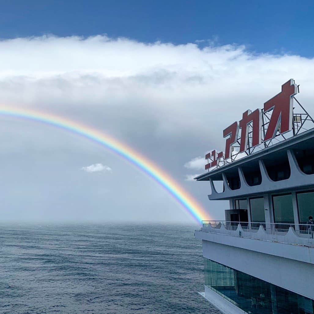 ホテルニューアカオ　熱海温泉＆リゾートのインスタグラム：「・ 雨上がりにかかった虹とネオンサイン🌈 相性抜群です👍✨」