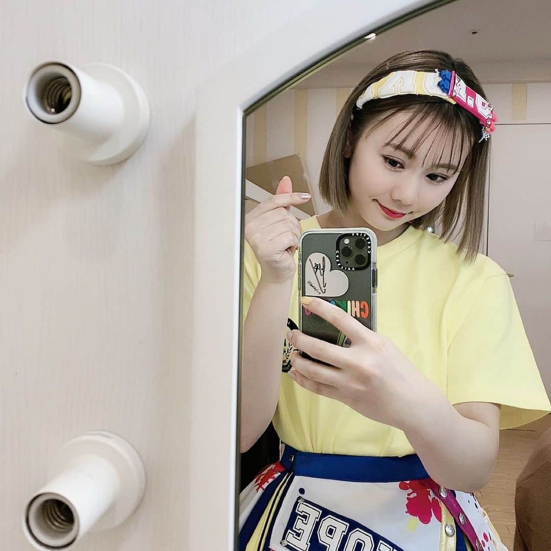 松本慈子のインスタグラム：「* 昨日の髪型はカチューシャに合わせて、ストレート👧そしたら、メイクさんが前髪を薄くしてくれていつもよりオシャレな感じになりました👑💐💛 衣装もカラフルで楽屋が学園祭見たいやったなぁ〜🥳💭  #カチューシャ #カチューシャアレンジ  #ストレートヘア #ボブ #ボブアレンジ #ボブヘアー #hairstyle #bobhaircut」