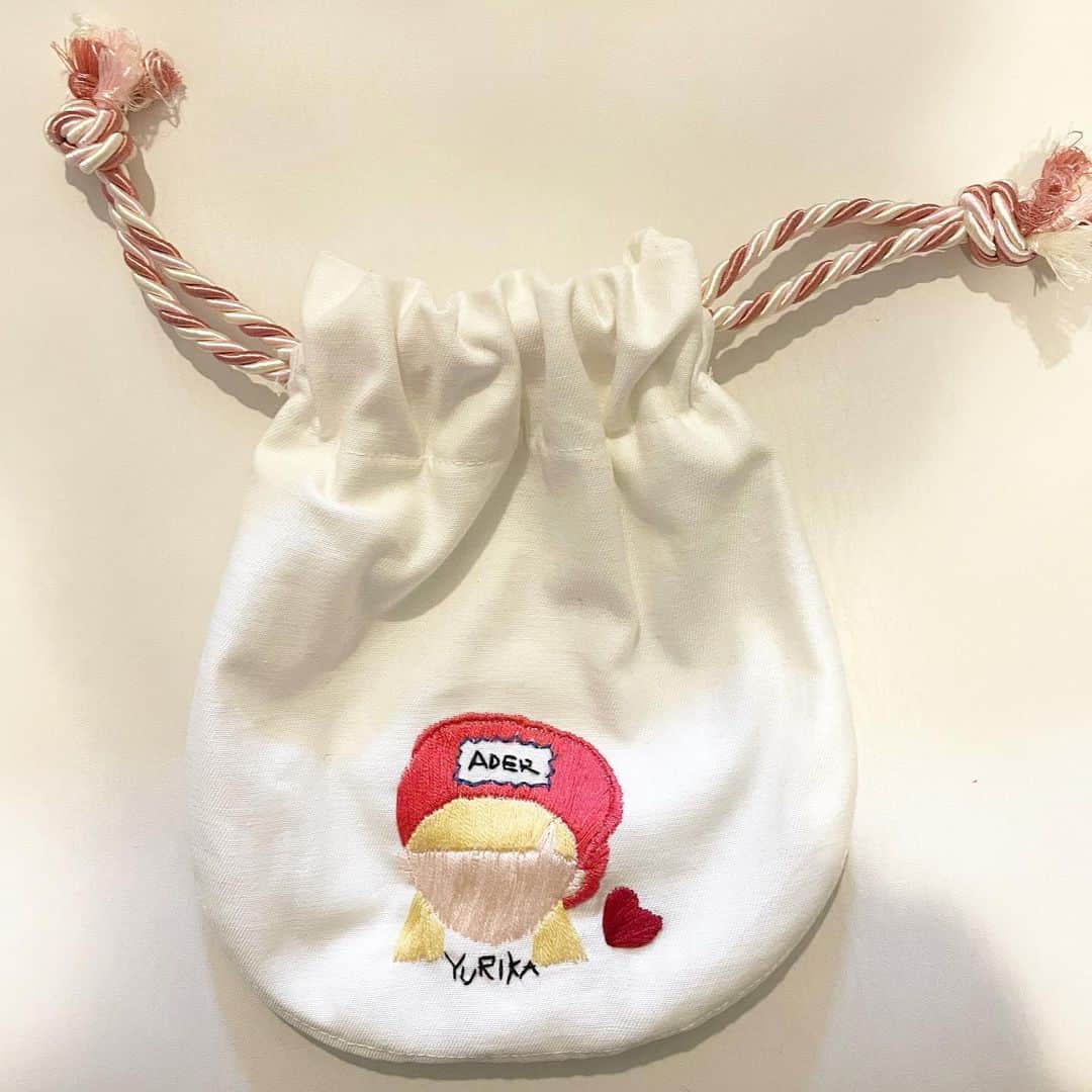 中西結梨花のインスタグラム：「ズバ子から嬉しすぎるプレゼント🎁 手作り巾着に大量のズバ子マスク入ってた🥲 天才すぎて言葉が見つからない😷、、  宝物にする❣️ありがとう😭🙏🏻✨  #誕生日プレゼント #手作り巾着andマスク #細部までクオリティ高すぎ #ほんと感動した #見た瞬間驚きすぎw #天才ズバ子LOVE」
