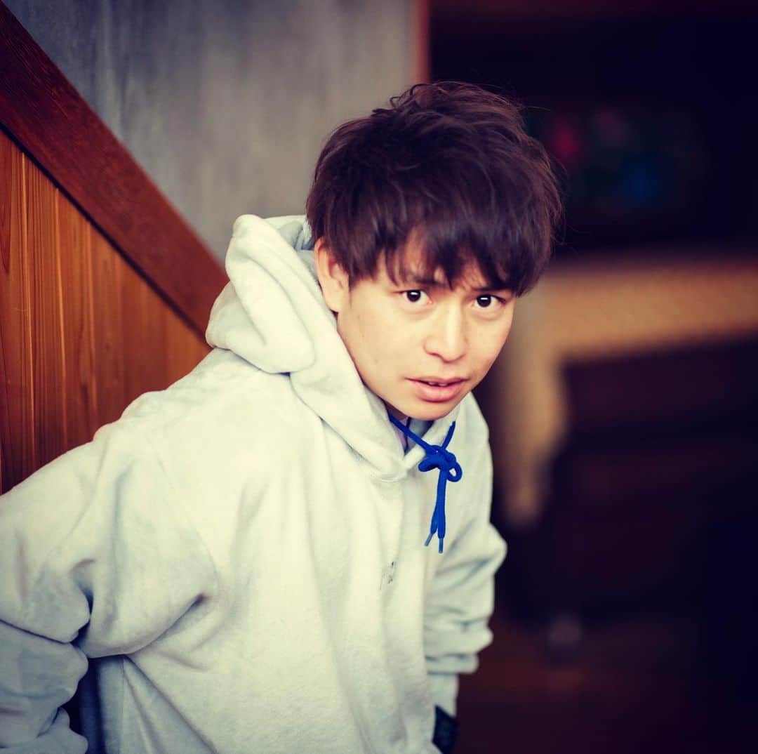 石田太志のインスタグラム：「I’ve got @junred_jp and @it_icon_tokyo items. I like these clothes. One day I wanna perform at their events again. ･ #footbag #hoodie #sanjo #fashion #niigata #fashionista #junred #iticon」