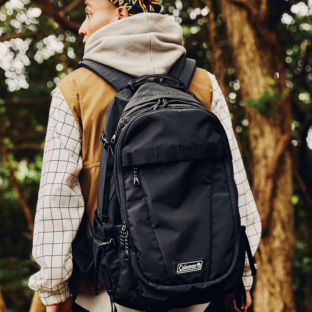 Coleman Japanのインスタグラム：「素材や機能にとことんこだわったハイエンドモデルの新シリーズ🎒「AITHRIA（エスリア）」が登場✨  アウトドアでもタウンでも使えるデザインで、収納力と使い勝手を両立した「AITHRIA」は、大容量の30Lから使い勝手の良い25L、女性やキッズにもおすすめの15Lに加え、ウエストバッグもライナップ🙌 ・ ・ ・ #灯そうColeman #灯そうコールマン #灯そう #Coleman #コールマン #Backpack #バックパック #Rucksack #リュックサック #リュック #Daypack #デイパック #AITHRIA #エスリア」