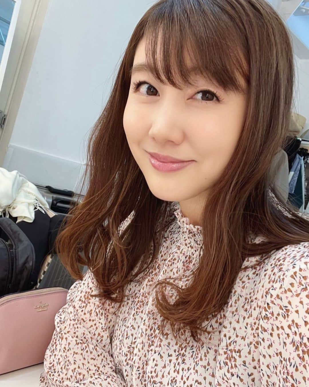 のインスタグラム：「昨日は収録でした☺️ 合間にパチリ。 そして今日はお迎えのあとはおうちのことをやっていたら、バタバタとあっという間に夜に🏃‍♀️💦 皆さん今日もお疲れ様でした😊 #昨日のパチリ #今日もお疲れ様でした」