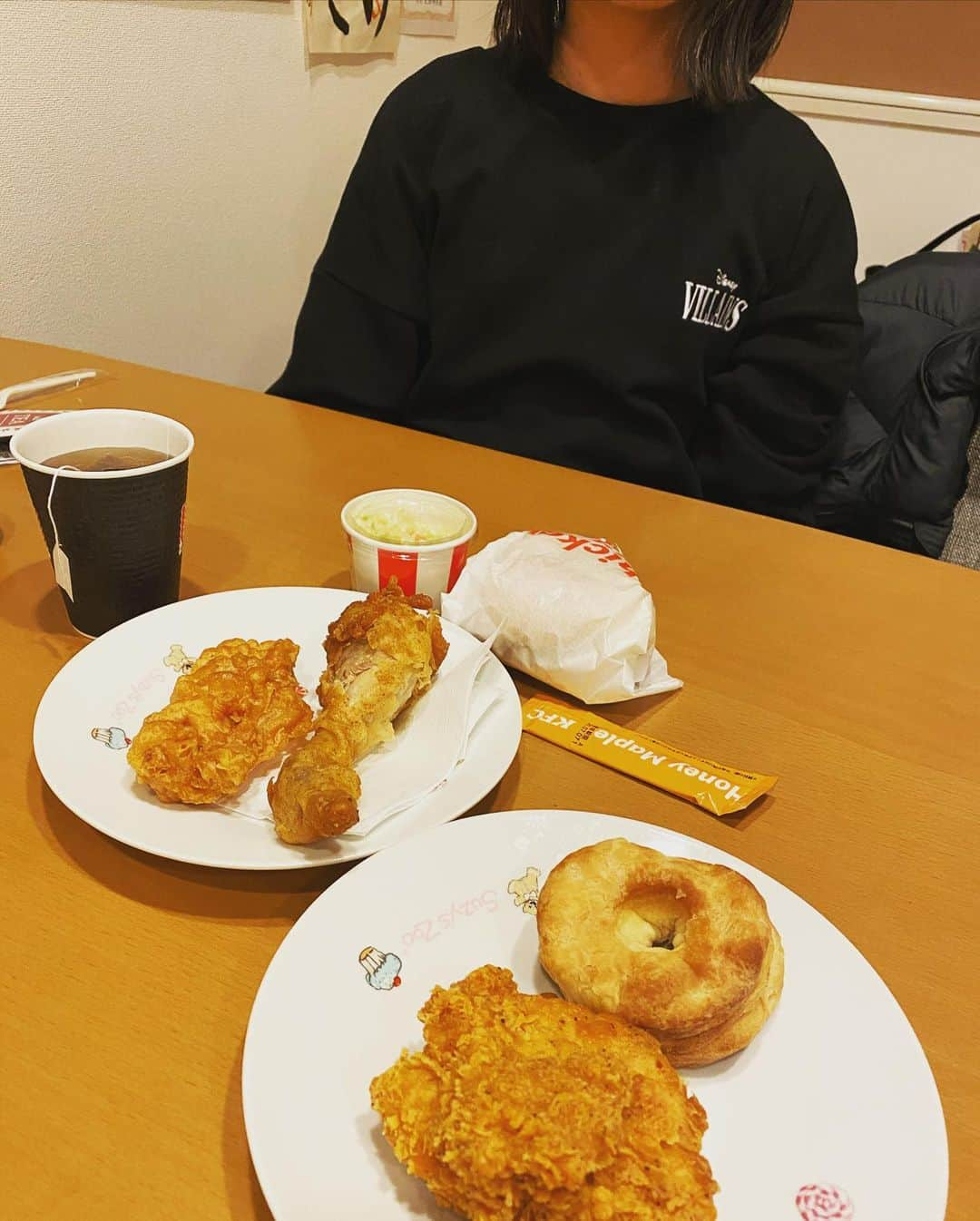 石田燿子さんのインスタグラム写真 - (石田燿子Instagram)「バースデーディナーは、なんでも好きなものにしよう❗️と言ったら 「ケンタッキーが食べてみたい😆」と。 実は人生初のケンタッキー✨✨ 「どれもおいしい〜」と感動してました笑笑 よかったね😊おめでとう🎉🎉🎉🎉🎉🎉🎉🎉🎉🎉🎉🎉←12歳だから12こ。  久しぶりにケンタのビスケット食べたけど、やっぱりおいしいな😆 #happybirthday #12歳 #おめでとう #初めて食べた #ケンタッキー」2月18日 19時58分 - yokonti