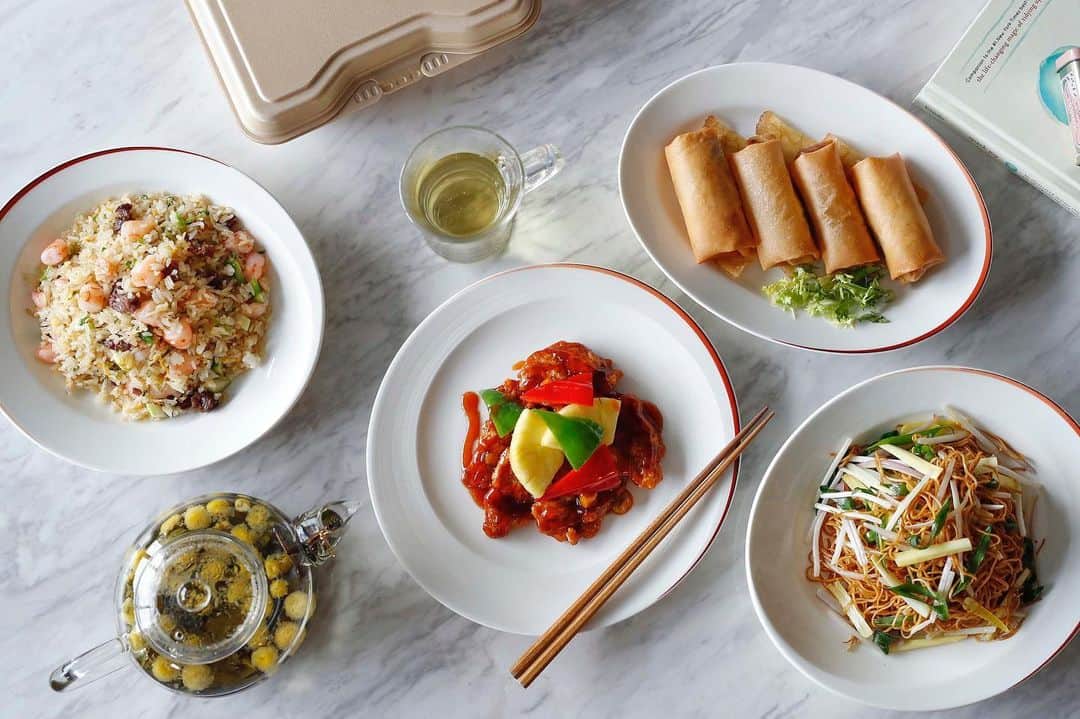 THE WESTIN TOKYO | ウェスティンホテル東京さんのインスタグラム写真 - (THE WESTIN TOKYO | ウェスティンホテル東京Instagram)「広東料理「龍天門」のシェフがお届けする本場の香港の味を、お好きな場所で楽しめるテイクアウトメニューをスタートしました🔗 焼売や餃子などの点心をはじめ、人気の高いイベリコ豚のチャーシューや、海老のチリソース煮、香港スタイルの焼きそば、そしてXO醤までバラエティ豊かにご用意。  他にもインターナショナルレストラン「ザ・テラス」のメニューもご注文いただけます。 ぜひお楽しみください。 詳細はプロフィールのリンクより🔗  Elevate your home meals with our latest addition to the takeaway menu lineup✨  Dine in true Cantonese fashion in the comfort of your home with our array of Ryutenmon signature menus including Dim Sum, Braised Prawns with Chili Sauce, or Hong Kong Style Fried Noodles, all made to order at Ryutenmon's kitchen.  Other takeaway and delivery menus featuring scrumptious gourmet delights are also available. Choose from the hotel's most popular menu staples, and enjoy a hotel dining experience at home.  More details via our bio link🔗  #ウェスティンホテル東京 #ホテル #東京 #日本料理 #広東料理 #中華料理 #ウェスティン東京 #弁当 #テイクアウト #WestinTokyo #hotel #Cantonesefood #Chineserestaurant #cantonesecuisine #chinesefood #thewestintokyo #hotellife #Japanesefood #homedelivery #fooddelivery #テイクアウトグルメ #デリバリー #デリバリーランチ #デリバリーサービス #deliveryfood #takeout #bento #takeaway」2月18日 19時59分 - westintokyo