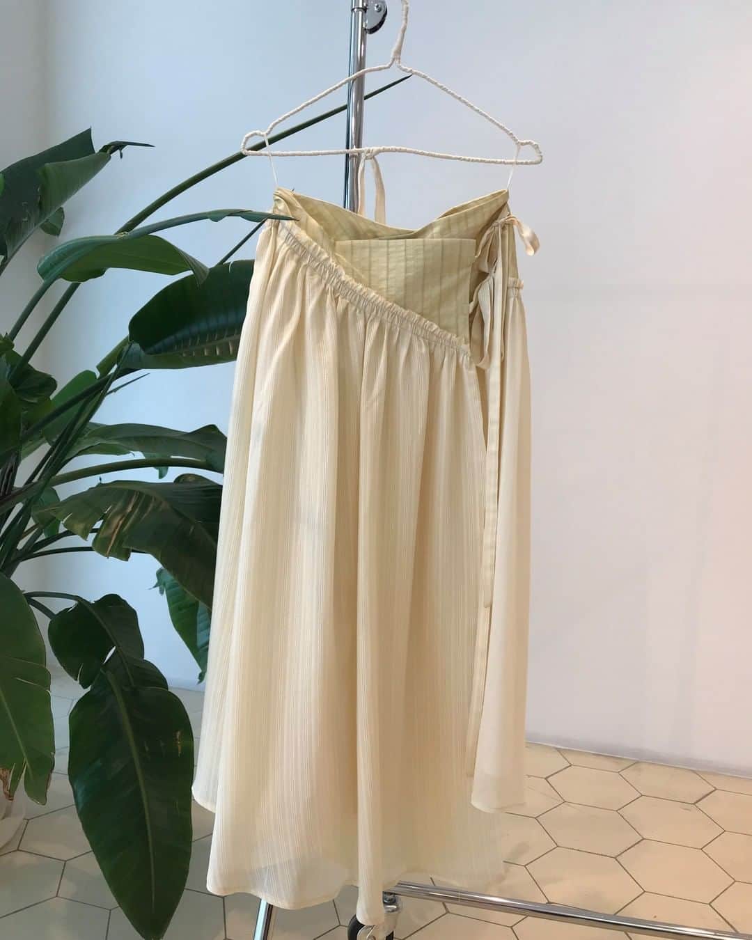 のインスタグラム：「Fresh new special pieces for the upcoming Spring season 🌸  SS21 is now available in boutique or online on alysi.com   #alysi #ss21 #newcollection #springisintheair」