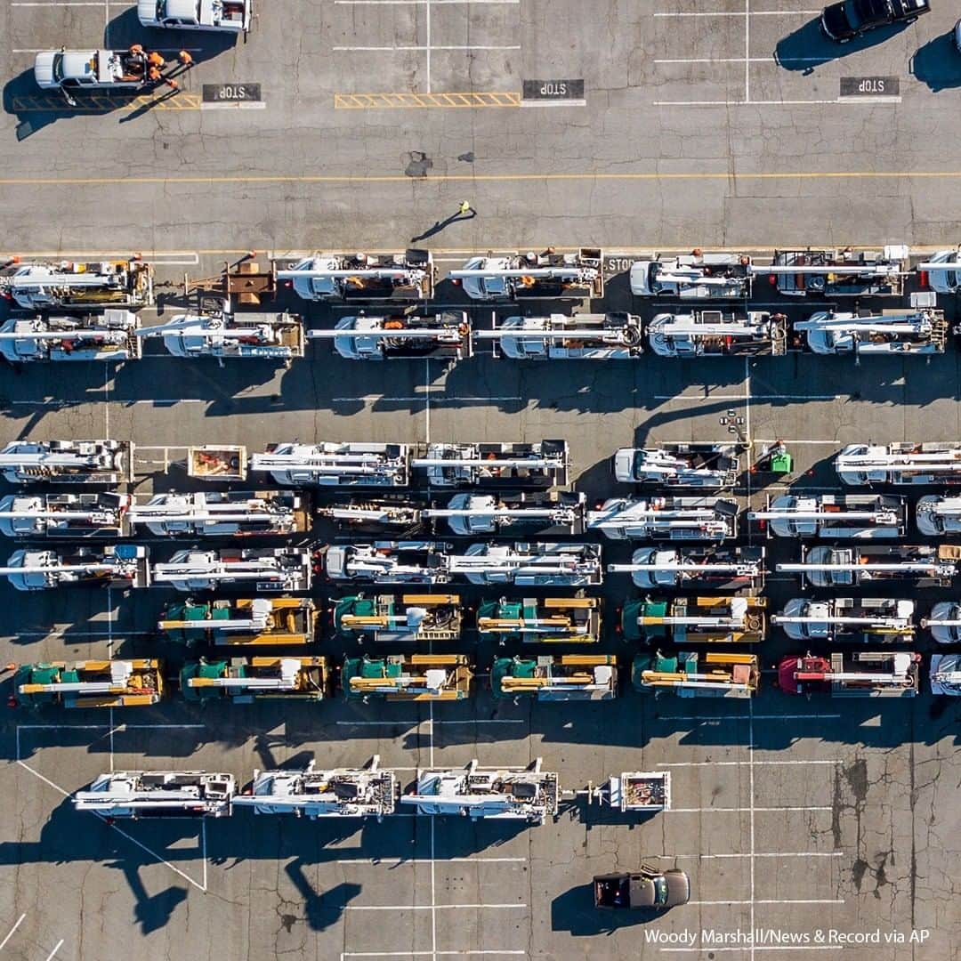 ABC Newsさんのインスタグラム写真 - (ABC NewsInstagram)「Utility trucks from across the southeast gather in a parking lot at Four Seasons Town Centre in Greensboro, N.C. Crew and more than 200 trucks will stage there waiting for instructions telling them where to go to repair power lines damaged by the winter storm. #winter #storm #powercut」2月18日 20時00分 - abcnews
