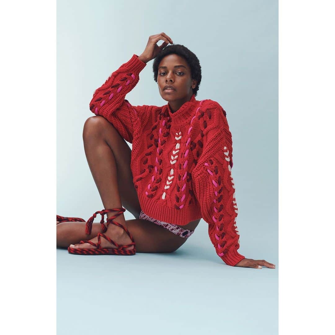 のインスタグラム：「Étoile Spring-Summer 2021 @karlyloyce captured wearing an Étoile SS21 look including the Zola sweater.  Discover more through the link in bio  #IsabelMarantÉtoile #IsabelMarant」