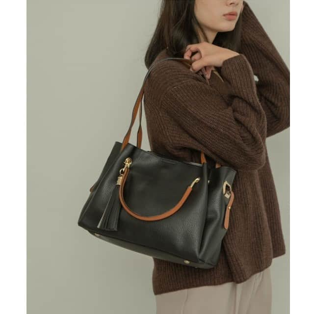 スタイライフさんのインスタグラム写真 - (スタイライフInstagram)「買うなら今！人気バッグランキングBEST9👜 vol.2  A4サイズが入れられるトートバッグが連続でランクイン！ 春から通勤バッグを変えるだけで、心機一転明るい気持ちでスタートできるかも！？  ④1945年設立の老舗ブランド【BONFANTI】のトートバッグ -------------------------------- bonfanti:2WAYナイロントート◇ SHIPS 送料無料 -------------------------------- 【BONFANTI】の2WAYトート｡ とっても軽いのに大容量で、通勤バッグにもぴったりなナイロン素材のトートバッグです。 レザーとのコンビが上品で場所を選ばず持つことができます❤  ⑤4WAYトート（③）にA4サイズが収納できる新サイズが登場 -------------------------------- JUANA ポケットA4対応4WAYトート RODE SKO 送料無料 -------------------------------- 第3位にランクインした「JOVITA ポケットワイド4WAYトート」から、A4サイズが入れられるサイズが出ました！ サイズ以外の機能は同じなので、通勤バッグをお探しの方や日頃から荷物が多めになってしまう方におすすめ💻  ⑥WEB限定の万能トート -------------------------------- VOYAGE/（W）【WEB限定】GO03-01 トートバッグ agnes b. 送料無料 -------------------------------- コットン地に、ブランドのロゴをプリントしたトートバッグ。 A4サイズもすっぽり入る大きめサイズで、デイリー使いはもちろん1泊の旅行などにも対応できます✈ シンプルなので、どんなコーディネートにもあわせやすいのが魅力。  ＊商品在庫には限りがありますので予めご了承ください。  アプリからの購入でポイント最大2倍！ 📱アプリダウンロードはプロフィールトップから👇 @rakutenfashion  #RakutenFashion #RakutenFashionista⁣ #rakutenファッショニスタ #楽天 #rakuten  ___ #SHIPS #シップス #agnesb #アニエスベー #RODESKO #ロデスコ #ファッション #服好きな人と繋がりたい #オシャレ女子と繋がりたい #お洒落さんと繋がりたい #オシャレ女子 #大人女子 #BONFANTI #2WAYナイロントート #JOVITA #ポケットA4対応4WAYトート #GO0301トートバッグ #トートバッグ #トート #バッグ #ミニトート #レザー #レザーバッグ #今日のコーデ #simple」2月18日 20時00分 - rakutenfashion