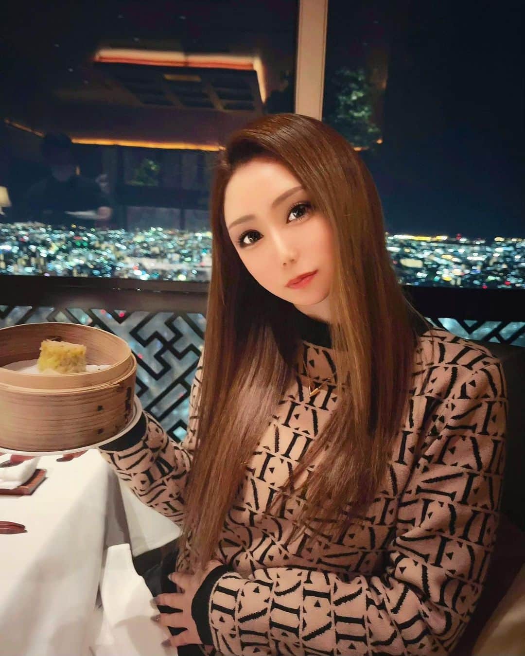 HIMEKAのインスタグラム：「. . 北京ダックとフカヒレ美味🦈❤️ 持ってるのはしゅうまいとしょうろんぽ🥟 . . #麗穂 #北京ダック #フカヒレ #ミッドランドスクエア」
