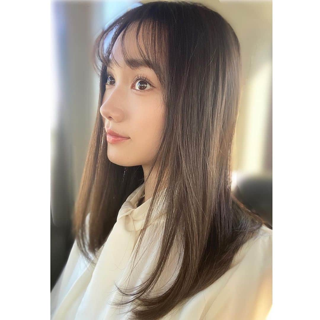 海野ナルさんのインスタグラム写真 - (海野ナルInstagram)「美容院行く時はいつもグレー系とアッシュ系 入れてもらってる✨ 家でのトリートメントは、 #ディープレイヤー  ヘアオイルは、 #ケラスターゼ　と #johnmastersorganics  トリートメントするのとしないの、 オイル塗ると全然違うから、 やっぱり大切☺️✨✨  アイロンは、#ヘアビューロン　✨ さらにウルツヤになるね🥺  #髪色　#カラー　#トリートメント　#美髪」2月18日 20時02分 - naru_kaino