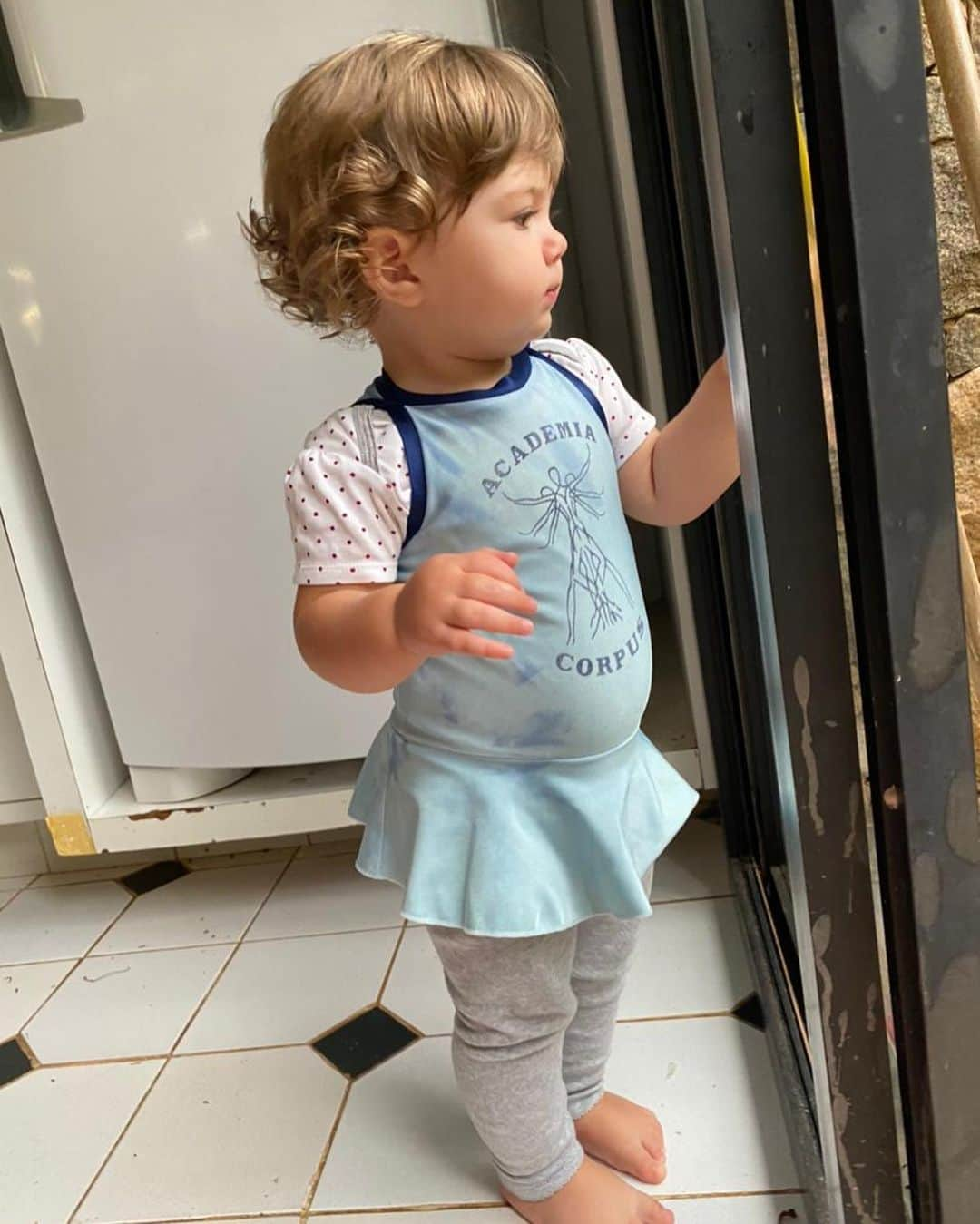 Tata Werneckさんのインスタグラム写真 - (Tata WerneckInstagram)「Deusa usando nos seus 1 ano e 3 meses uma roupa que eu usava aos 4 anos. (Arrasta pro lado pra ver) . Com 5 anos minha filha terá minha altura. Em quantos anos sua idade será o dobro da idade de João?」2月18日 20時02分 - tatawerneck