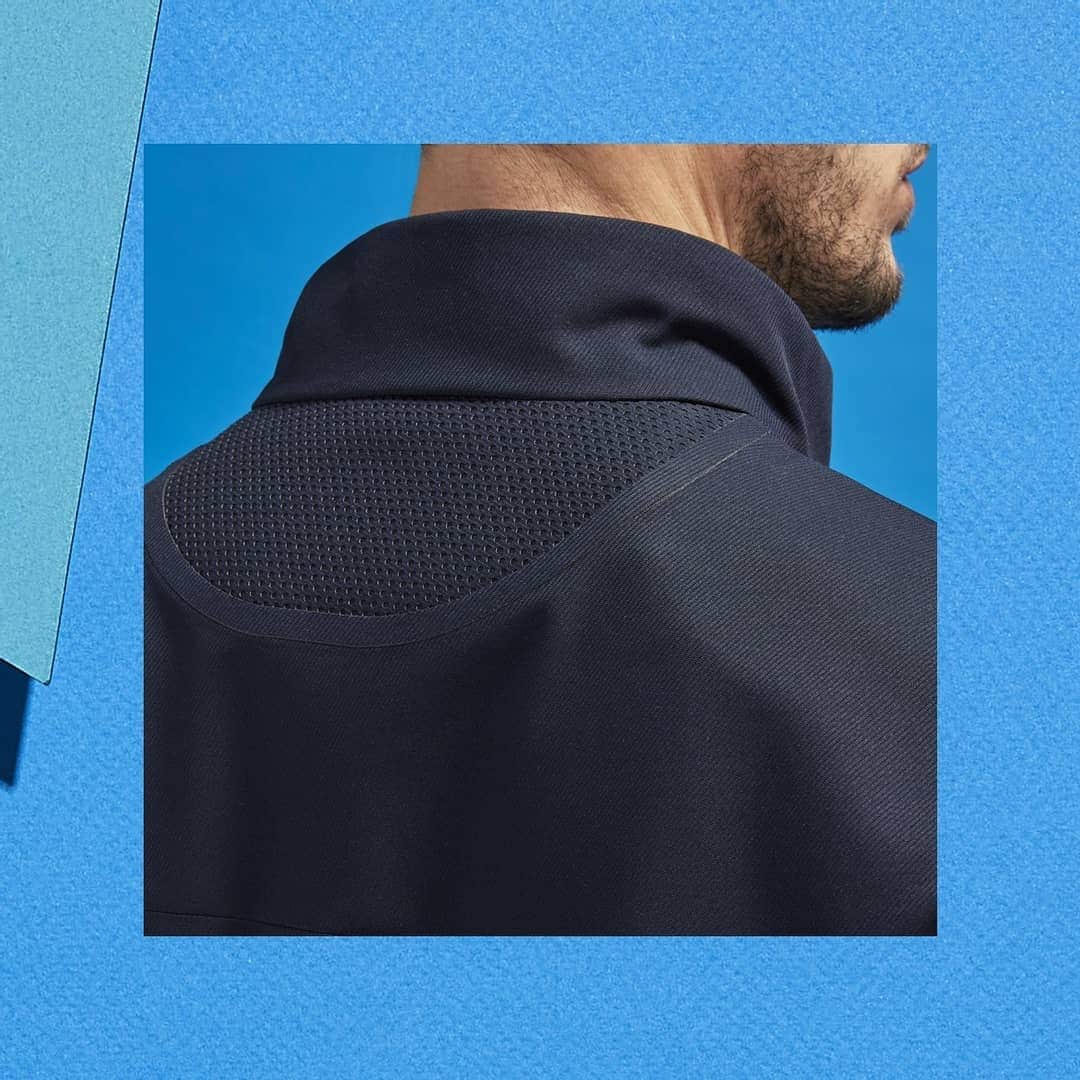 ジェオックスのインスタグラム：「BREATHE FREELY this season in our Aerantis jacket for men.   Unrivalled ventilation keeps you cool as the weather heats up. Coupled with an elegant-meets-urban-fusion design, it’s your perfect companion for Spring days and nights. ​ ​ ​#geox #geoxshoes #expressyourworlds」