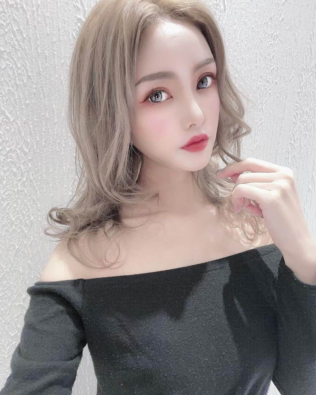 竹村寿美佳（すうちゃま）のインスタグラム：「撮影前にヘアメンテ💇‍♀️ TAYA中野マルイ店で根元ブリーチ＋カラー＋トリートメント✨ 明るくなって嬉しい💓💞 色落ちも綺麗になるようにベージュに少しグレーを混ぜてもらったよ💡 楽しくお話してたらあっという間に終わってた✨  駅から1分で分かりやすく、通いやすいよ🚃〃 丁寧に施術をして貰えるのでとってもおすすめ🥰    @taya_group_official   _  #TAYA#美容室TAYA#美容院#ヘアカラー#髪型#髪質改善#ショートヘア#ミディアムヘア#ロングヘア#ヘアスタイル#パステルカラー#デザインカラー#春ヘア#カラーテクニック#似合わせカラー#透け感#tayaのカラーリングエドル#エドル#edol#中野美容室」