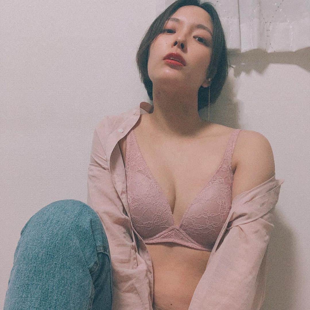 lily112988のインスタグラム：「: #uniqlo . . 可愛い ブラ&ショーツ みーつけた💕💕  繊細なレースが なんとも可愛い…🤤🤍  実はこれ…… @uniqlo なの💕  そして ユニクロ🥇盛れる✨  やっぱりさ 可愛いのはもちろんだけど 機能性が… 大事なんじゃ……(切実)  今までのワイヤレスより 下乳の☜ サポート力がめっちゃ上がった！！ ノンワイヤーとは思えない🙌🤍  授乳を経て 姿を消したはずの デコルテ部分に まさかのボリュームがΣ( Д ) ﻌﻌﻌﻌ⊙ ⊙  アンダーサイズの表記が 細かく書いてあるから サイズも選びやすいよ✌️ 試着ももちろん🆗👌 . ━━━━━━━━━━━━━━━ @uniqlo_ginza  ︎︎︎︎☑︎ ワイヤレスブラ( シェイプリフト ) 11 pink ︎︎︎︎☑︎ レースショーツ( レギュラー ) 11 pink ━━━━━━━━━━━━━━━ . . . #ユニブラ #アガるワイヤレス #おうちブラ #ワイヤレスブラ #ワイヤレスブラシェイプリフト #uniqloginza2021SS #UNIQLO2021SS #ユニクロ21春夏何買った #PR」