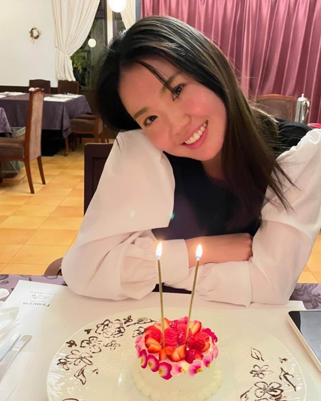 のインスタグラム：「私事ですが、先日24歳になりました！ 誕生日の日に新しい事に挑戦してみました🎨絵心ないって決めつけてやった事なかったけどやってみるとめちゃくちゃ楽しい❣️これから色々表現していきたいな🖼 そして素敵なディナーにも連れてってもらいました🇫🇷ありがとう👨🏽‍🦱💘 24歳も頑張ります👱🏼‍♀️ #birthday #art #アート」