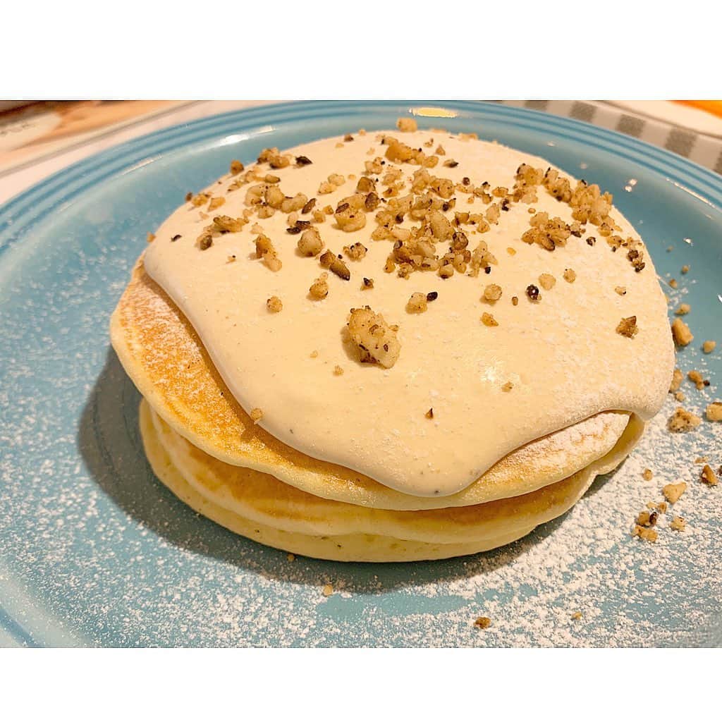 七瀬遥のインスタグラム：「こないだの✨✨ マカダミアナッツのパンケーキ🥞💕 重たくなくてペロリと食べられちゃった〜😋🧡 メレンゲのふわふわのも食べたいなぁ🍴 美味しいものが食べられる幸せ😁💖 でもね ちゃんと調整はしてるんですよ〜😙 食べる時は食べる😋 けど、その分次の日は食べない🤨とかね 今度何食べよ〜🙄 って色々美味しいものさがすのも楽しい時間😆💕  #マカダミアナッツ#パンケーキ#美味しい#ハワイアン#cafe#delicious#happy #fun#good#friend#happy#love#happiness#good#smile#tokyo#japan」