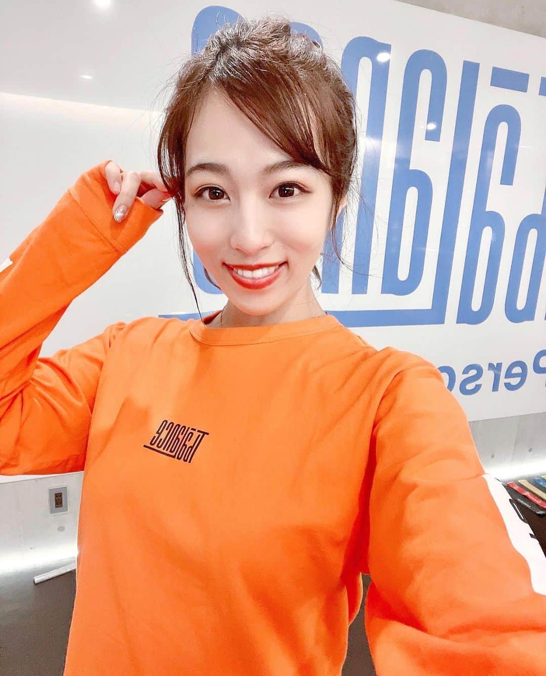 絹野志朋のインスタグラム：「. フィットネス女子にハマってます🧡  どうしても食欲が抑えられなかったり 甘い物が食べたくなるときってあるから そんな時はジムで運動するのが1番☝️  今通っているジムは３つあるんだけど、 楽しみながらできるトレーニングも 自分の限界まで追い込むトレーニングも ストレス発散のキックボクシングも わたしはどれも全部大好きなの(*´◒`*)💕  いつもジムでお世話になっている トレーナー陣の皆様、 本当にありがとうございます♡♡ . . #モデル #関西モデル #大阪モデル #フィットネスモデル #スポーツ女子  #トレーニング女子 #フィットネス女子 #ジム女子 #ジムニー #ジムニー女子」