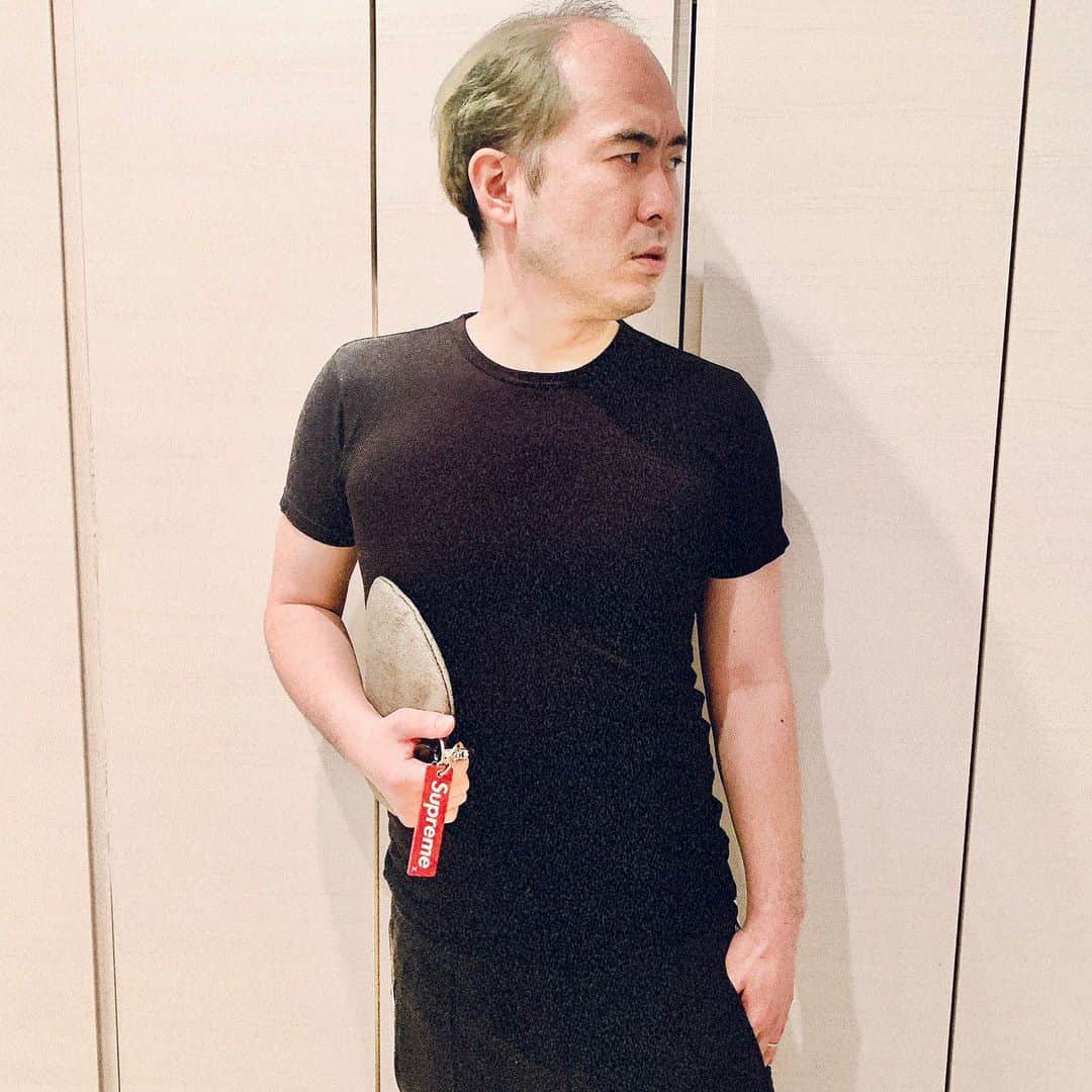 斎藤司のインスタグラム：「寒かったから ヒートテックの黒久々着たら たまに、いや良くインスタで見る 体鍛えてるギラギラ系の金持ちマッチョの方みたいになるよね。  #supreme #ロゴドカン #セカンドバック #身体にピッタリした黒いTシャツ #ほんとは髭生えてる #あたくしのセカンドバックは #ベビーカーの枕の部分代用」