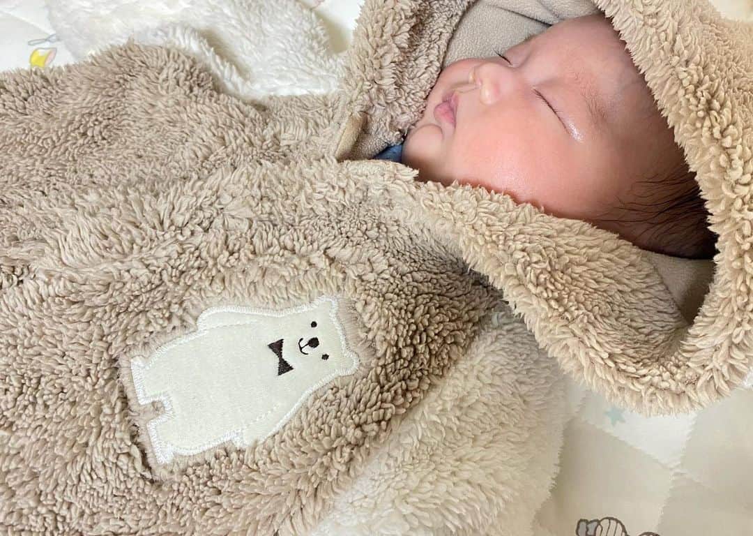 西谷綾子のインスタグラム：「🧸 2/12で2ヶ月🌸 おむつ替えてもモコモコ着させてもグッスリ🧸💤 この後予防接種とは知らず気持ち良さそうに爆睡😪 スヤスヤ〜✨ 待合室で起きてご機嫌に☺️🎶  何かを察知したのか、聴診器🩺から グズり始め泣きながら飲み薬😭 注射3本はギャン泣き〜‼️ 終わったら泣き止み安心していたら‥ 待合室でまたギャン泣き〜😱  抱っこ紐にまだ慣れていない私は アタフタ〜でした😂  ホントよく頑張ったね🥺👏 また一つ成長☺️ 私も一緒に成長🐾 また来月も頑張ろう👍  #成長記録 #生後2ヶ月 #予防接種」