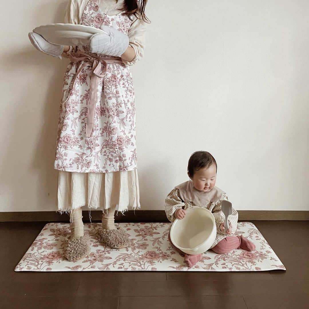 yuiのインスタグラム：「デコホーム様から、素敵なキッチングッズを贈っていただきました。 アンティーク調な花柄がかわいい「ザハラ」シリーズのエプロンやミトン、シリコンヘラ、キッチンマット、吸水マットetc... 花柄やリボンモチーフは女子の鉄板かわいいアイテムだけど、「ザハラ」シリーズは色味をやや抑えたくすみピンクで、甘すぎないかわいさが私にはちょうど良い♡  クラシカルなイメージなので、アンティークプレートなど手持ちのアイテムとも相性◎です🙆‍♀️ 娘がもう少し大きくなったら一緒にキッチンに立ってお菓子作りとかするのが密かな夢💭🤍 デコホームには、親子でも使いたい、かわいくてお手頃なアイテムがいっぱいだし、こんなキッチングッズだったら、小さなうちからお料理に興味持ってくれそう👩🏼‍🍳 同シリーズで色々なアイテムを展開しているので、悩まなくても揃えるだけで、完璧なキッチンのトータルコーディネートが完成✨統一感があるだけでおしゃれ感がぐっとアップします◎ この春から新生活が始まる方にもおすすめ🌸  ☑︎エプロン(ザハラ3 RO) ☑︎シリコンヘラ ザハラ ☑︎ミトン(DH GY) ☑︎まな板(カッティングボードLicute カリーヌ) ☑︎セラミック包丁(PI 三徳) ☑︎吸水マット(ザハラ3 RO) ☑︎キッチン用クッションフロアマット(45×120cm) all from @decohome_nitori」