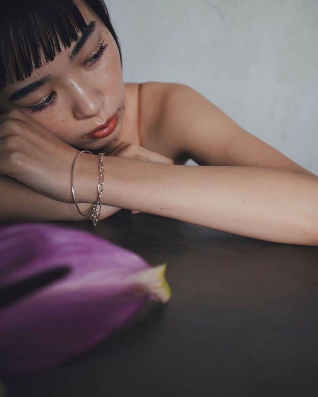 sakincho1028のインスタグラム：「@atelier_fuu  s/s撮影🌼 今日はメイクの日。 シルバーのラインとブルーのマスカラ。 アイシャドウはなしでハイライトを中央にほんのり。 眉毛とまつ毛がとても美しかった。♡ @coebi  @_________aya27  @aki__nakayama  @mei.asahina  #撮影#ヘアメイク#メイク」